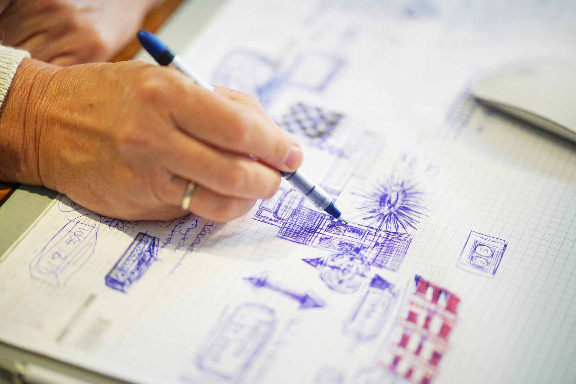 selektive Fokusfotografie einer Person, die skizziert