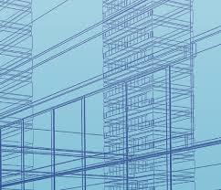 Zwei Ingenieure untersuchen auf einer Baustelle Baupläne mit Stahlkonstruktionen im Hintergrund.