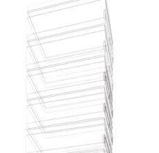 Zwei Ingenieure untersuchen auf einer Baustelle Baupläne mit Stahlkonstruktionen im Hintergrund.